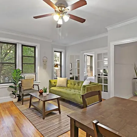 Vibrant & Well-Furnished 2Br Apartment - Roscoe 1A